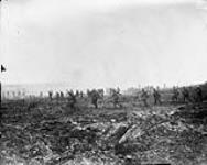 29th Infantry Battalion advancing over "No Man's Land" through the German barbed wire and heavy fire during the battle of Vimy Ridge Avril 1917.