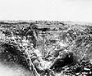 Un emplacement de mitrailleuse sur la crête du Plateau de Vimy et les hommes qui en ont chassé les Allemands durant la bataille du Plateau de Vimy [between April 9-14, 1917].