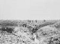 Sur le Plateau de Vimy, des Canadiens cherchent des Allemands qui pourraient se cacher dans les tranchées allemandes capturées, durant la bataille du Plateau de Vimy [between April 9-14, 1917].