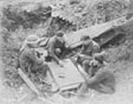 Canadiens jouant aux cartes dans un cratère d'obus sur le Plateau de Vimy Apr. 1917