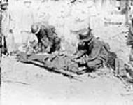Un sous-officier allemand prisonnier allume la cigarette d'un Canadien blessé lors de la prise d'Arleux (France) Avril 1917