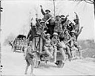 Soldats canadiens revenant de la crête de Vimy Mai 1917