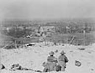 View over the crest of Vimy Ridge showing the village of Vimy , which was captured by Canadian troops mai 1917