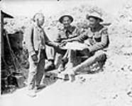 Sdt. Tom Longboat, le coureur de fond autochtone, en train d'acheter un journal à un jeune camelot français. Juin 1917 June, 1917.