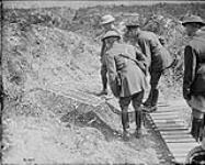 H.M. The King interested in Canadian grave on Vimy Ridge. July, 1917 July, 1917.