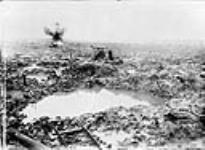 Char d'assaut dans une zone ayant été très bombardée. Bataille de Passchendaele Nov., 1917.