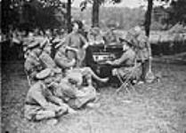 Nat. D. Ayer divertissant les membres du mess de la quatrième division July 1918