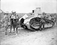 Gen. Odlum giving instructions to a machine gunner. Advance East of Arras. September, 1918 Sep., 1918.