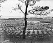 Cemetery at Etaples where many brave Canadians rest. July, 1918 Juillet 1918