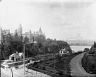 Parliament and Locks looking north down the Rideau Canal towards Hull [ca. 1916].