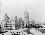 Reception on Parliament Hill [between 1885-1888].