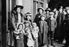 Mme Corbett et sa famille de Surrey, Angleterre arrivent de rencontre son mari [ca 1911].