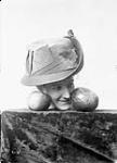 Jeune femme avec deux pommes, Ottawa, Ont 1911.