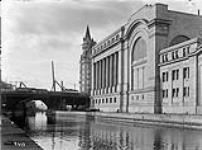 G.T.R. Station and Rideau Canal at Chateau Laurier 1911.
