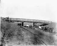 Pont de Symme : nivelage du nouveau canal de 12 pieds du Chemin de fer Canadien Pacifique [section ouest du système d'irrigation, no 79, Alberta] 1868-1923