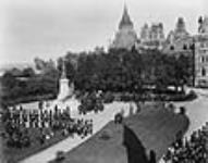 [Son Altesse Royale le duc de Cornouailles et d'York dévoilant la statue de la reine Victoria sur la colline du Parlement] 21 septembre 1901.