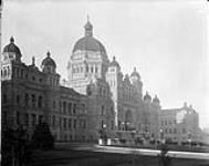 [Government Building, Victoria (B.C.)] [between October 1-2, 1901].