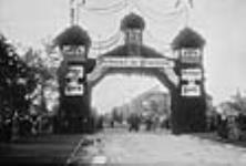 Arc de blé célébrant la visite de Leurs Altesses Royales le duc et la duchesse de Cornouailles et d'York September 26, 1901.