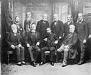 Groupe de M. Mulock [Lord Strathcona est assis à gauche et sir William Mulock est le deuxième homme assis à partir de la gauche.] 1899