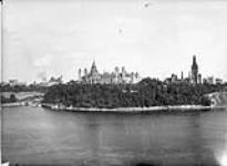(Parliament Buildings) Parliament Buildings and Chateau Laurier from Ottawa River [1920 - 1922].