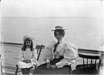 [Mademoiselle Hodges et un enfant sur le navire "Sovereign".] [ca. 1896].