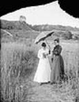 Two unidentified women, one of whom is holding a Folding Pocket Kodak No. 1 camera [entre 1899-1905].