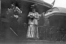 Madame Aberdeen à la station du C.P.R.  (Chemin de fer Canadien Pacifique)   June, 1909.
