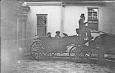 [Carriage at Rideau Hall, Ottawa, Ont.] [between 1880-1910].