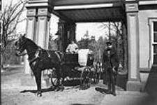 [Carriage at entrance to Rideau Hall, Ottawa, Ont.] [between 1870-1920].