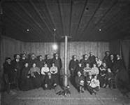 Groupe de Canadiens français célébrant le jour de l'an 1905, Dawson, Y.T