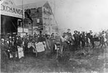 Street scene, Dawson City, Y.T. [1898]