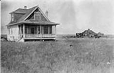 Ferme à six milles à l'est de Gleichen, Alberta
 1907