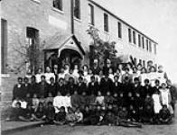 Pensionnat indien de Regina, étudiants et personnel de l'école (Saskatchewan), 1908 1908.