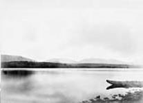 Arpentage du Canadien Pacifique. Vue de la rive ouest du lac Takla vers la chaîne de montagnes entre Takla et l'Omineca Septembre 1879