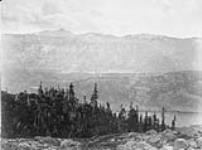 Canadian Pacific Railway Survey. Bear Lake looking east and across from a point on Central Range/Levés du Canadien Pacifique. Direction est, sur la largeur, à partir d'un point de la chaîne centrale, 2500 pieds au-dessus du niveau du lac July 1879