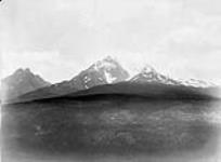 Canadian Pacific Railway Survey. Lower Skeena, B.C. looking across the river/Levés du Canadien Pacifique. Vallée inférieure de la rivière Skeena. À partir du même point que le no. 4, vue sur la rivière June 1879