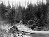 Mouth of the Lower Gate of Murchison's Rapids in the North Thompson River, showing Photographer's tent/Photo prise près de l'écluse en aval des rapides Murchison, ontrant la tgente du photographe et les alentours 8 Nov. 1871