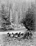 Making portage of canoes over the bluff at the Upper Gate of Murchison's Rapids/Portage des canots pour traverser la rivière à l'écluse, en amont de la rivière November 6-7, 1871.