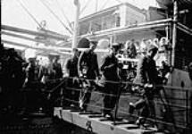 Navire hôpital accostant à Halifax, Nouvelle-Écosse, le 29 juin 1917 1e 29 juin 1917