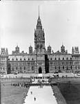 Closing of Parliament. [showing Centre Block, Ottawa, Ont.] 1914