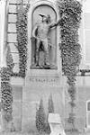 [La Statue de Salaberry, façade du Palais Législatif.] n.d.