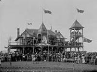 Présentation de Sir W. Laurier au Parc Victor sur la journée de Victoria n.d.