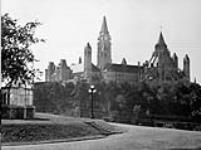 [Major's Hill Park Conservatory and Parliament Buildings in background] ca. 1927-1939.