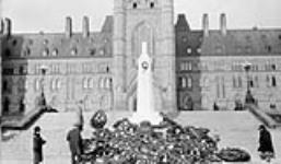 Cenotaph on Parliament Hill, Ottawa, Ont ca. 1920 - 1939.