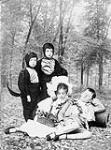 " Enfants dans les bois " - Assis, de gauche à droite : Violet et Larry Elliot, enfants de lord Minto Mar. 1899