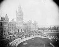 Crowd on Parliament Hill to hear the welcoming address of the Mayor of Ottawa to the volunteers, returning from the Northwest Rebellion, of the Citizen July 1885.