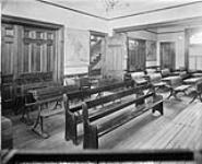 La grande salle d'école de la demeure et l'école de jour de Mademoiselle A.M. Harmon (coin nord-est des rues Elgin et MacLaren)
 Jan. 1894