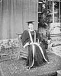 La comtesse d'Aberdeen (née Ishbel Maria Marjoribanks) vêtue de la robe qu'elle portait lorsqu'elle a reçu un doctorat honorifique en droit de l'Université Queen's; c'était la première fois qu'une université canadienne décernait un grade honoris causa à une femme May 1897