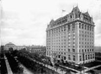 Broadway and Fort Garry Hotel, Winnipeg, Man ca. 1900-1925