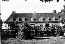 Le manoir Dionne à Sainte-Anne-de-la-Pocatière [1925].